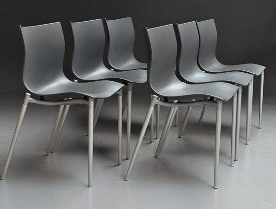 수직적립 회색의자 by Stark