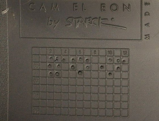 수직적립 회색의자 by Stark