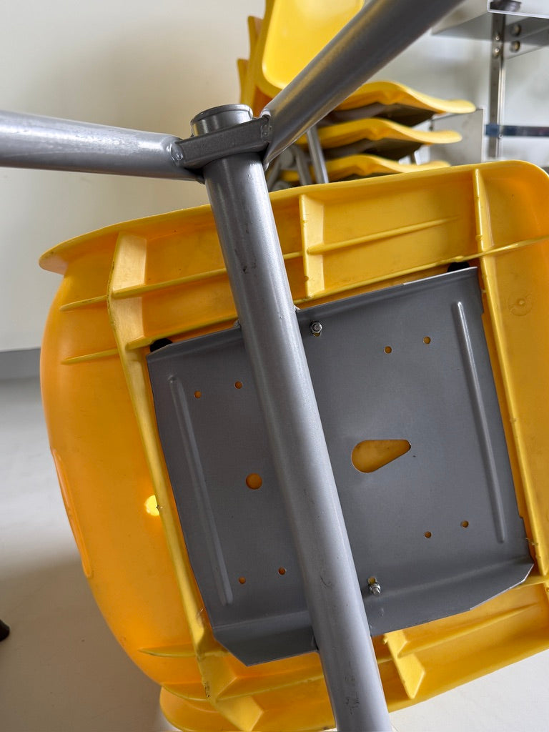 yellow 수직적립 outdoor chair